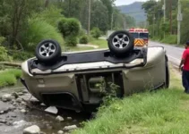 carro capota e cai em córrego na Avenida Jacu-Pêssego