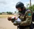 policiais militares salvam bebê engasgado